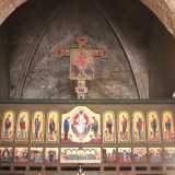 Alla sommit� campeggia una Croce bifacciale su cui sono dipinte la Crocifissione e l�Anastasi (nome greco della Resurrezione di Cristo e di quella finale dei morti)